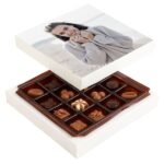 Kişiye özel hediye olarak 160g ağırlığındaki çikolatayı kendi fotoğrafınızla süsleyebilirsiniz. 7 Kişiye özel hediye olarak 160g ağırlığındaki çikolatayı kendi fotoğrafınızla süsleyebilirsiniz.